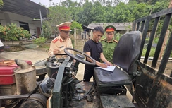 CSGT Lào Cai tuyên truyền tận thôn bản, người dân ký cam kết đảm bảo ATGT tại sân nhà