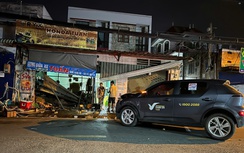 Taxi công nghệ lao lên vỉa hè, tông vào tiệm bán sinh tố khiến 2 người bị thương