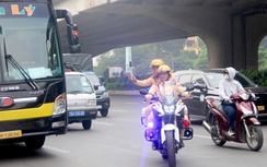 Cả trăm tài xế xe khách nghe điện thoại, không thắt dây an toàn "tâm phục" ký biên bản