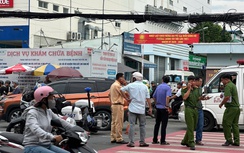 Xe máy va chạm ô tô 16 chỗ, người phụ nữ tử vong