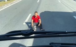 Người đàn ông ngang nhiên ngồi giữa QL1A Đà Nẵng chặn đường xe khách