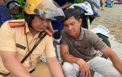 Cảnh sát giao thông xử phạt hàng loạt tài xế vi phạm tại chốt kiểm soát cửa ngõ TP.HCM