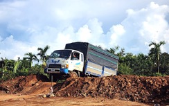 Phớt lờ cảnh báo, loạt phương tiện vô tư "vượt chướng ngại vật" vào đường đang thi công