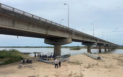 Một công nhân sửa chữa cầu Đà Rằng bơi vào bờ bị nước cuốn mất tích
