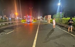 Va chạm với ô tô khách trên QL5, hai người đi bộ thương vong