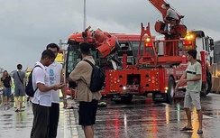 Hà Tĩnh: Giải cứu tài xế xe khách mắc kẹt trong cabin sau va chạm với xe container