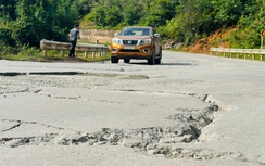 Mặt đường Hồ Chí Minh qua đèo Lò Xo nứt vỡ, sửa chữa chậm do mưa kéo dài