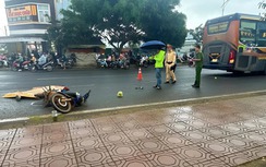 Ô tô khách cán tử vong người đàn ông ngã xe máy trên quốc lộ 20