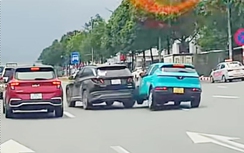 Hai ô tô va chạm vì bất ngờ phanh gấp tránh người đi xe máy