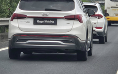 CSGT tạm giữ xe Santafe dán chữ "Happy Wedding" che biển số, tài xế bị phạt 23 triệu đồng
