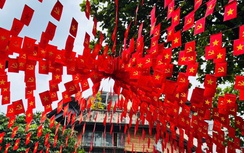Hà Nội rực rỡ cờ hoa trong ngày thu tháng Tám lịch sử