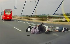 Xe máy gặp nạn vì lấn làn ô tô trên cầu Nhật Tân
