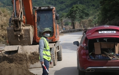 Ăn tranh thủ, ngủ trên xe giữa rừng núi hoang vu để mở "đường máu" vào tâm lũ ở Nghệ An