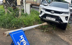 Đập cửa xe ô tô cứu tài xế nghi đột quỵ ở Gia Lai