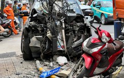 Ô tô bán tải tông cột điện, tài xế gục trên vô lăng