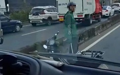 Công an vào cuộc vụ tài xế mặc áo Grab đập vỡ gương xe tải