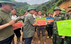 Phó thủ tướng Trần Hồng Hà trực tiếp vận chuyển hàng cứu trợ ở Điện Biên