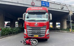 Bản tin TNGT 20/8: Xe máy đi vào đường cấm va chạm với container, một người tử vong