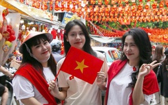 Hà Nội: Phố cổ rợp cờ hoa, du khách chen chân, hào hứng check-in