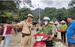 Na vào chính vụ, CSGT Lạng Sơn tất bật hỗ trợ người dân tiêu thụ