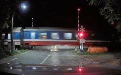 Vì sao cần chắn tự động bất ngờ nâng lên khi tàu đang lao tới đường ngang ở Quảng Trị?