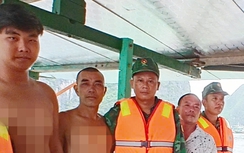 Cứu thành công 3 ngư dân bị lật tàu trên biển ở Quảng Ninh
