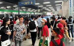 Tàu Cát Linh - Hà Đông kín chỗ, hành khách nườm nượp đi xem hợp luyện diễu binh