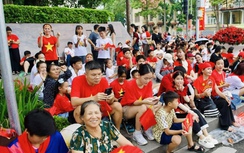 Người dân háo hức, đứng kín đường xem tổng hợp luyện diễu binh, diễu hành