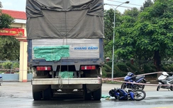 Xe máy văng vào bánh xe tải sau cú phanh gấp, nam thanh niên tử vong