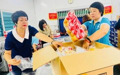 Phụ nữ Thủ đô phát nước, đồ ăn miễn phí cho bà con xem hợp luyện diễu binh 2/9