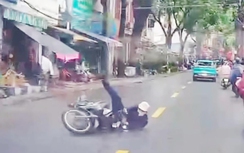 Xe máy bất ngờ trượt ngã, lao thẳng vào ô tô đi hướng ngược lại