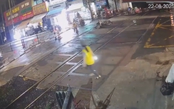 Thanh niên phóng xe máy tông sập barie đường ngang khi tàu hỏa đang lao đến