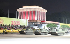 Người dân chen chân xem tổng hợp luyện diễu binh, diễu hành tại Quảng trường Ba Đình