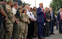 Ông Trump thăm cảnh sát, quân đội tại Washington trong chiến dịch trấn áp tội phạm