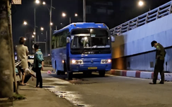 Va chạm với ô tô đưa đón công nhân, bé hai tuổi trên xe máy tử vong thương tâm