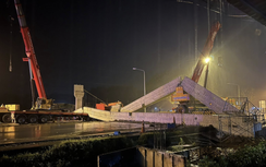 Khoảnh khắc sập cầu đi bộ đang xây dựng tại Thái Lan