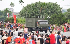 Người dân đội nắng, dầm mưa xếp hàng từ sáng chờ xem tổng hợp luyện lần 2