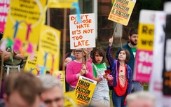 Anh: Biểu tình rầm rộ, phản đối việc dùng khách sạn làm nơi ở cho người xin tị nạn