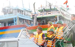 Quảng Trị: Tàu thuyền về bến neo đậu, người dân "gặt chạy bão" chằng chống nhà cửa