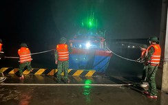 Quảng Trị: Hỗ trợ tàu cá bị đứt neo khi đang neo đậu tránh trú bão