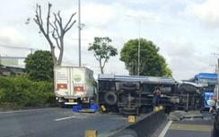 Xe tải bị tông lật chắn ngang đường, giao thông ùn ứ hơn 5km