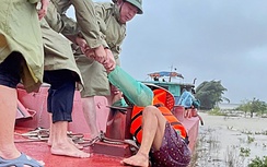 Cứu hộ kịp thời 5 ngư dân mắc kẹt giữa dòng lũ trên sông Lam