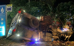 Bản tin TNGT 25/8: Giải cứu tài xế mắc kẹt trong cabin xe tải bị lật
