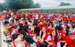 Thu xếp nơi nghỉ mát, miễn phí bánh mỳ, nước uống cho người dân xem diễu binh, diễu hành