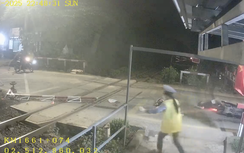 Liên tiếp xảy ra tai nạn xe máy tông gãy dàn chắn đường sắt tại Đồng Nai