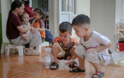 Những đứa trẻ theo bố mẹ đi chạy bão số 5