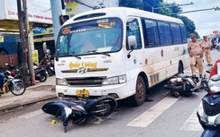 Đồng Nai: Xe khách tông loạt xe máy dừng đèn đỏ, một người nhập viện