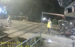 Xe máy tông gãy gác chắn đường sắt, tàu SE12 phải dừng khẩn cấp giữa đêm