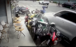 Lâm Đồng: Ô tô bất ngờ lao lên vỉa hè tông loạt xe máy, tài xế khai do buồn ngủ