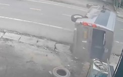 Xe con lấn làn, đối đầu với xe khách đi hướng ngược lại